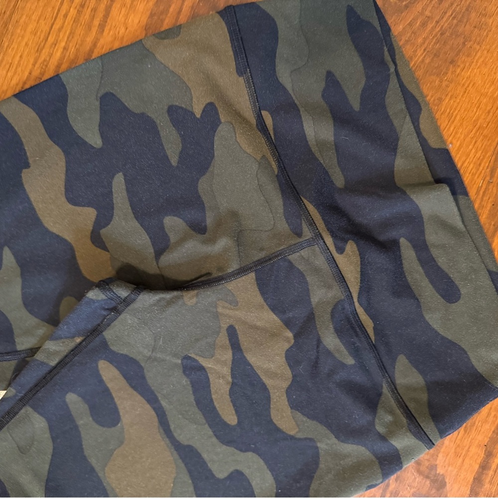 PINK Victoria's Secret Camouflage Leggings EUC  M Medium